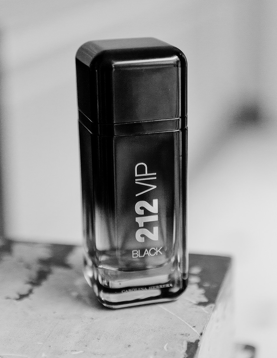 Kit Eau de parfum 212 VIP Black para hombre 6